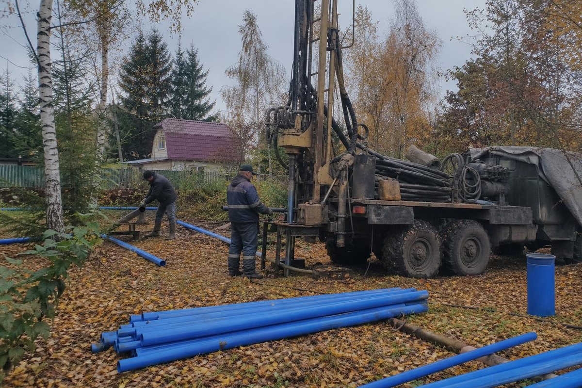 Бурение осенью среди жёлтых берёз, буровая установка на базе грузовика
